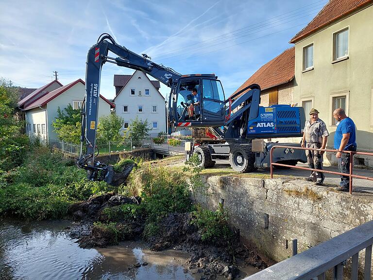 Ärmel hochkrempeln und anpacken. Das war die Devise von Daniel Markert, Hans Albert, Alexander Diem und Max Benkert bei ihrer Hochwasserschutzaktion im Oktober. Da hätten sie nicht geahnt, deswegen Ärger zu bekommen.