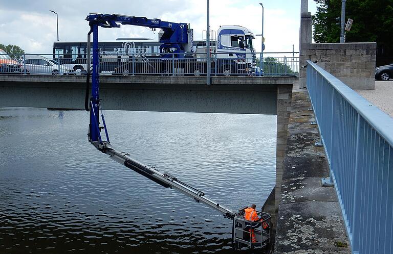 Regelmäßig wird die Maxbrücke überprüft, wie im Mai 2021.