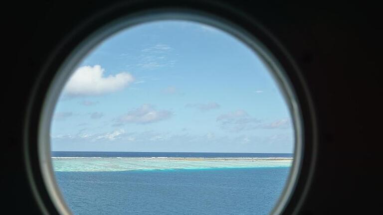 Türkis-blaues Meer in der Südsee: Wer den Pazifik von Westen nach Osten durchschippert, überquert irgendwann die internationale Datumsgrenze. Foto: Philipp Laage/dpa-tmn       -  Türkis-blaues Meer: Wer den Ozean durchschippert, überquert womöglich auch seine tiefste Stelle im Marianengraben.