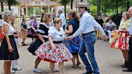 Der Western- oder Tellerrock der Frauen gehört zum Square Dance dazu, wie hier bei einer Veranstaltung mit den Saaletal-Dancers in Bad Bocklet.       -  Der Western- oder Tellerrock der Frauen gehört zum Square Dance dazu, wie hier bei einer Veranstaltung mit den Saaletal-Dancers in Bad Bocklet.