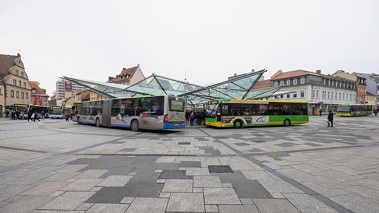 Können den Verkehrsbetrieb am Roßmarkt schnell beeinflussen: Bauarbeiten an Schweinfurts wichtigsten ÖPNV-Knotenpunkt.