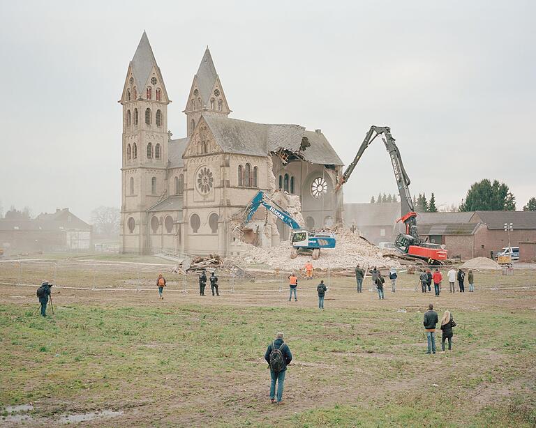 Bei der Zerstörung Immeraths, die Platz für die Ausweitung des Tagebaus Garzweiler schaffen soll, lässt RWE auch die Pfarrkirche des Dorfes abreißen. Der Konzern hatte angeboten, die Bewohner in ein neues, acht Kilometer entferntes Dorf umzusiedeln. Bei der Zerstörung Immeraths, die Platz für die Ausweitung des Tagebaus Garzweiler schaffen soll, lässt RWE auch die Pfarrkirche des Dorfes abreißen. Der Konzern hatte angeboten, die Bewohner in ein neues, acht Kilometer entferntes Dorf umzusiedeln.