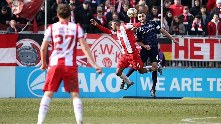 Umkämpfte Partie zweier spielstarker Mannschaften: Kickers-Kapitän Sebastian Schuppan beobachtet das Kopfballduell zwischen Saliou Sané und Kevin Conrad (von links).