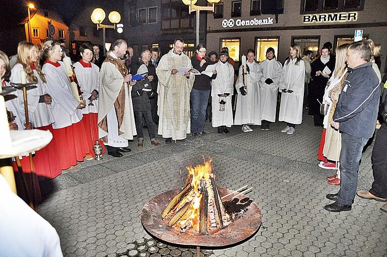 Das erste gemeinsame Osterfeuer am Marktplatz in Bad Königshofen mit Pfarrer Karl Feser und seinem evangelischen Amtsbruder Lutz Mertten.