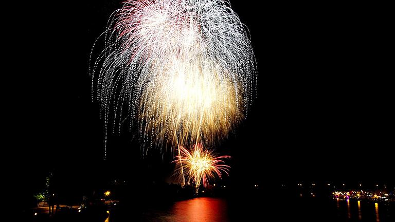 Farbenprächtig strahlte am Montag das Feuerwerk zum Abschluss des Kitzinger Weinfests über dem Main.