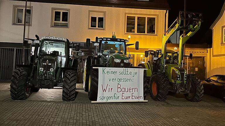 Bauernprotest auch am Rande der Stadtratssitzung in Dettelbach: Stadtrat und Landwirt Siegfried Voltz war mit mehreren Schleppern neben das Rathaus gefahren, um gegen die Sparmaßnahmen der Bundesregierung zu protestieren.