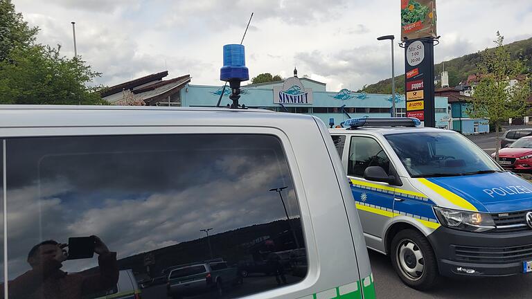 Polizei übt in der Therme Sinnflut Bad Brückenau Bedrohungslagen - Die Polizei übte in der Therme Sinnflut Bad Brückenau am Mittwoch Bedrohungslagen. Dementsprechend voll war der tegut-Parkplatz mit Transportwagen. Polizei übt in der Therme Sinnflut Bad Brückenau Bedrohungslagen - Die Polizei übte in der Therme Sinnflut Bad Brückenau am Mittwoch Bedrohungslagen. Dementsprechend voll war der tegut-Parkplatz mit Transportwagen.