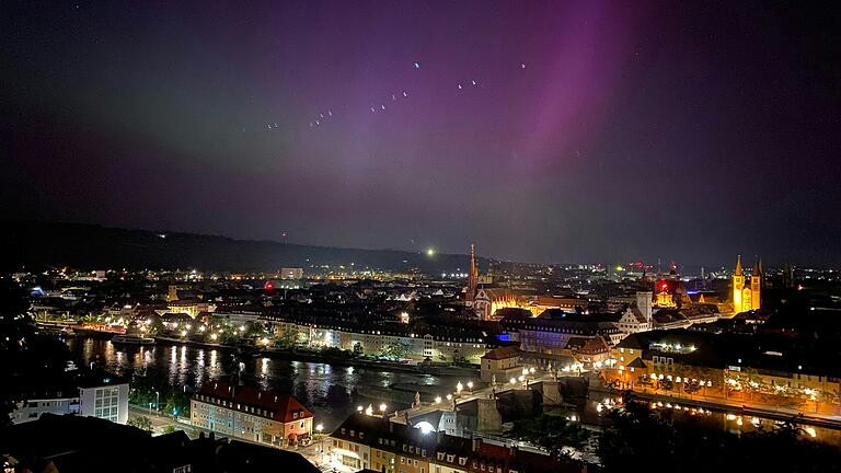 Pinke und grünliche Farbenpracht: Wer von der Festung in Würzburg in nördliche Richtung blickte, konnte in der Nacht auf Samstag Polarlichter fotografieren.