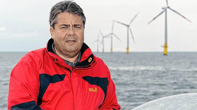 Sigmar Gabriel besichtigt Windpark       -  Zuständig für die Energiewende: Bundeswirtschaftsminister Sigmar Gabriel (SPD) besichtigt den Offshore-Windpark Baltic in Mecklenburg-Vorpommern.