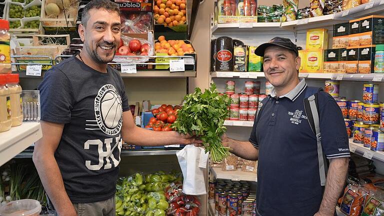 Aleppo-Markt an der Salzpforte       -  (new)   Einen Laden, in dem alle Lebensmittel halal &ndash; also nach islamischem Glauben erlaubt &ndash; sind, hat Hassan Barro (links, rechts ein Kunde) an der Salzpforte eröffnet. Weil sich der Kurde mit großer Freude an seine Heimatstadt Aleppo erinnert, in der er als Kind den Burgberg auf dem Hosenboden herunterrutschte, hat er sein Geschäft mit türkisch-arabischen Lebensmitteln und arabischem Brot &bdquo;Aleppo-Markt&ldquo; getauft. Hassan Barro lebt seit 2002 in Bad Neustadt und engagierte sich als Dolmetscher für die syrischen Flüchtlinge, die in die Region kamen.