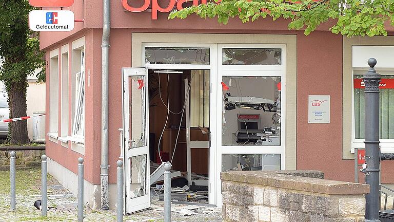 Geldautomaten gesprengt: 33-Jähriger in Polen verhaftet - Die Bankfiliale in Karlburg nach der Geldautomatensprengung in der Nacht zum 5. August 2017 Geldautomaten gesprengt: 33-Jähriger in Polen verhaftet - Die Bankfiliale in Karlburg nach der Geldautomatensprengung in der Nacht zum 5. August 2017