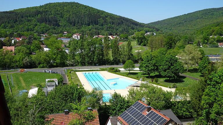 Ein Blick von oben aufs (hier noch leere) Freibad 'Saaleinsel' in Gemünden.