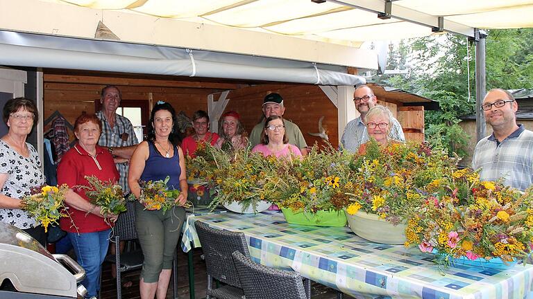 Fleißige Helfer des Obst- und Gartenbauvereins (OGV) Stockheim hatten wieder unzählige Kräuter gesammelt und Büschel für Mariä Himmelfahrt gebunden. Das ist eine Tradition, auf die auch Bürgermeister Martin Link (dritter von rechts) sehr stolz ist.