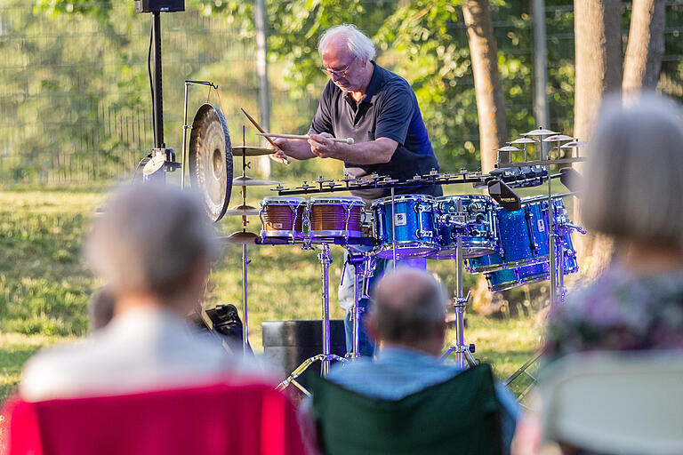 Der bekannte Würzburger Percussionist Bernd Kremling reagierte auf die einzelnen Lesebeiträge mit spontanen Improvisationen.