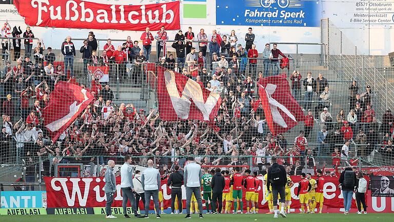 Nach der Niederlage in Unterhaching gab es trotz der Niederlage Zuspruch von einem Teil der mitgereisten Fans.