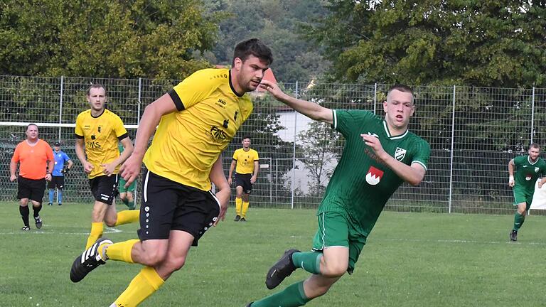 Zwei Hauptakteure in ihren Mannschaften: David Hippler (rechts) traf für den SV Garitz beim 4:1-Heimerfolg und auch Christoph Kriener war für den TSV Wollbach erfolgreich, aber nur ins eigene Tor. Und er verschoss noch einen Foulelfmeter.       -  Zwei Hauptakteure in ihren Mannschaften: David Hippler (rechts) traf für den SV Garitz beim 4:1-Heimerfolg und auch Christoph Kriener war für den TSV Wollbach erfolgreich, aber nur ins eigene Tor. Und er verschoss noch einen Foulelfmeter.