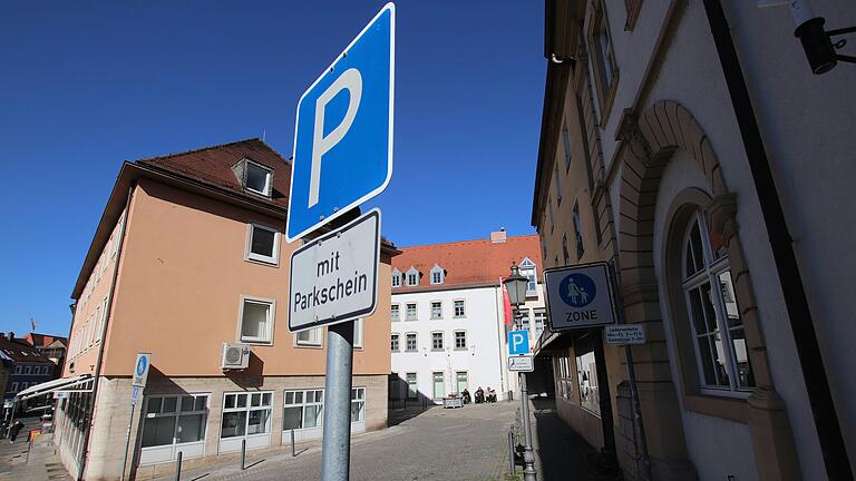 In der Schweizergasse in Kitzingen gibt es nur zwei Parkplätze. Der Rest ist Fußgängerzone. Trotzdem wird dort immer wieder falsch geparkt. In der Schweizergasse in Kitzingen gibt es nur zwei Parkplätze. Der Rest ist Fußgängerzone. Trotzdem wird dort immer wieder falsch geparkt.