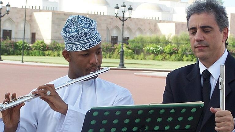 Ein Schüler der Meisterklasse für Querflöte, den Fernando Fracassi im Oman unterrichtete. Ein Schüler der Meisterklasse für Querflöte, den Fernando Fracassi im Oman unterrichtete.
