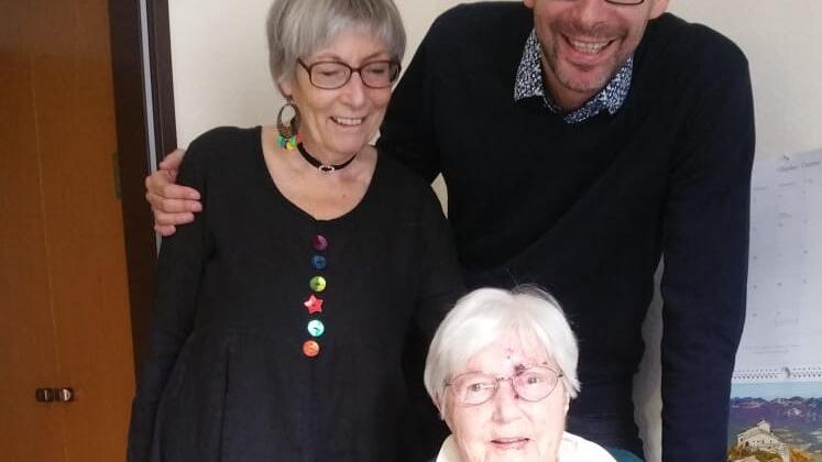 Die Coburgerin Marianne von Prince war vor 80 Jahren Kindergärtnerin auf Burg Rieneck und danach Kindergartenleiterin in Wombach und Marktheidenfeld. Hier hat sie zu ihrem 100. Geburtstag Tochter Juliane und Enkel Felix Consbruch zu Besuch. Die Coburgerin Marianne von Prince war vor 80 Jahren Kindergärtnerin auf Burg Rieneck und danach Kindergartenleiterin in Wombach und Marktheidenfeld. Hier hat sie zu ihrem 100. Geburtstag Tochter Juliane und Enkel Felix Consbruch zu Besuch.