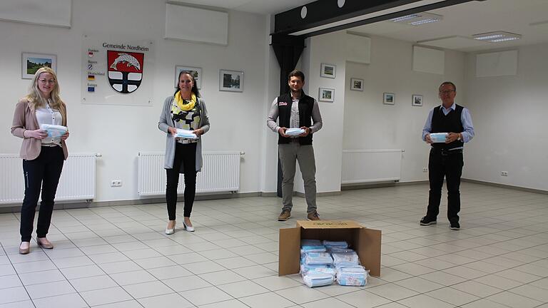 Eine Spende von 1200 Mund-Nasen-Masken für die Bürger in Nordheim und Neustädtles nahm Bürgermeister Thomas Fischer erfreut entgegen. Unser Foto zeigt bei der Spendenübergabe (von links) Johanna Büttner („Jo!“ und NEO-Design), Stefanie Hippeli (Cube Store Rhön), Benjamin Karlein (Fa. Wolfgang Karlein) und Bürgermeister Thomas Fischer. Eine Spende von 1200 Mund-Nasen-Masken für die Bürger in Nordheim und Neustädtles nahm Bürgermeister Thomas Fischer erfreut entgegen. Unser Foto zeigt bei der Spendenübergabe (von links) Johanna Büttner („Jo!“ und NEO-Design), Stefanie Hippeli (Cube Store Rhön), Benjamin Karlein (Fa. Wolfgang Karlein) und Bürgermeister Thomas Fischer.