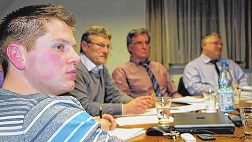 Ernste Mienen: Gemeinderat Matthias Hauke hört sich die Bedenken der Anwohner an. Im Hintergrund: Bürgermeister Wilhelm Friedrich (von links), Dieter Hammes von der Bundesnetzagentur und Christian Entsfellner, Vorstandsmitglied des Deutschen Radio-Clubs.  Ulrike Müller
