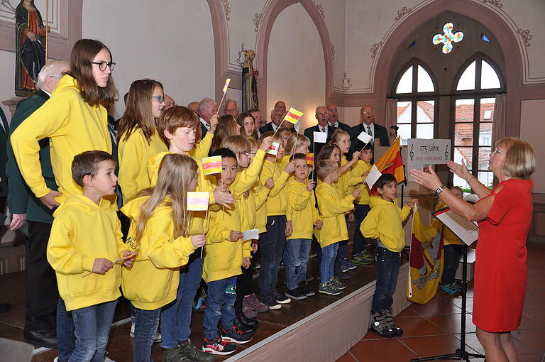 Männergesangverein und Mini-Maxis mit Dirigentin Mechthild Geiger