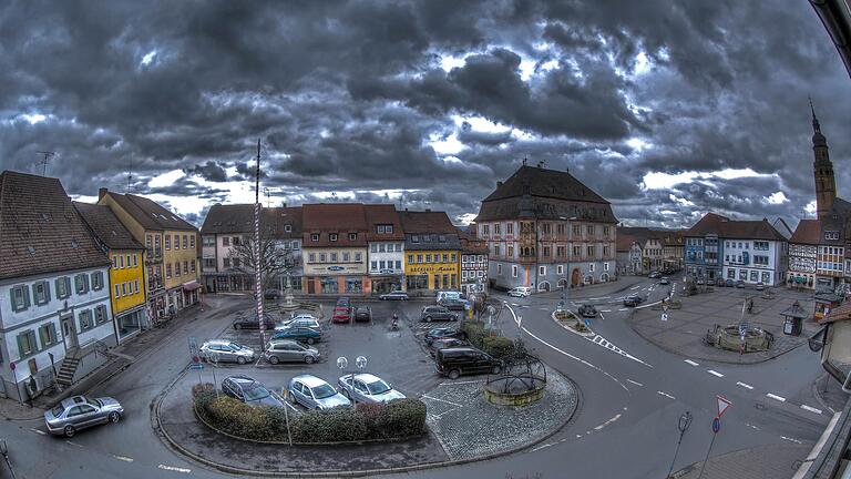 Ein wolkenverhangener Himmel bedeutet noch lange nicht, dass es auch ausgiebig regnet. Das war im Jahr 2015, als dieses Foto entstanden ist, mit nur 453 Litern im ganzen Jahr genauso wie voriges Jahr, als 488,5 Liter in Merkershausen bei Bad Königshofen gemessen wurde.