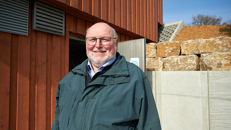 RMG-Geschäftsführer Walter Weinig vor dem Hochbehälter.