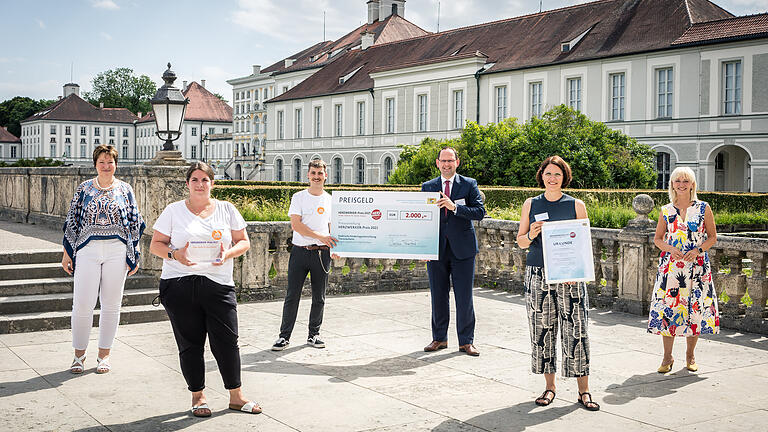 Familienministerin Carolina Trautner (rechts) mit Bürgermeister Michael Hombach und dem Team des Theresienheims Karlstadt nach der Preisverleihung in München.