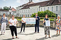 Familienministerin Carolina Trautner (rechts) mit Bürgermeister Michael Hombach und dem Team des Theresienheims Karlstadt nach der Preisverleihung in München.