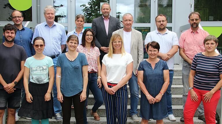 Die BLLV-Personalrätinnen und Personalräte sowie die Jugend- und Auszubildendenvertretung für die Grund- und Mittelschulen im Bereich des Staatlichen Schulamts im Landkreis Würzburg (vorne von links): Jugend- und Auszubildendenvertretung Nicolai Fleischmann (Mittelschule Veitshöchheim), Tina Knaup (Grundschule Gerbrunn) und Eva Schneider (Mittelschule Margetshöchheim), Personalrätinnen und Personalräte Silke Grünewald (Grundschule Ochsenfurt), Julia Lermig (Grundschule Reichenberg), Vertreterin der Arbeitnehmer Bettina Weis (Grund- und Mittelschule Waldbüttelbrunn), Kerstin Schobert (Grund- und Mittelschule Waldbüttelbrunn); hinten von links: Ferdinand Kaiser (Mittelschule Gaukönigshofen), stellvertretender Personalratsvorsitzender Norbert Rahner (Mittelschule Ochsenfurt), Bärbel Panzner (Astrid-Lindgren-Grundschule Helmstadt), Personalratsvorsitzender Thomas Cimander (Mittelschule Höchberg), Thomas Schulz (Eichendorff-Mittelschule Gerbrunn), Daniel Soldaczuk (Mittelschule Waldbüttelbrunn) und Christoph-Rupert Schneider (Grundschule Estenfeld).