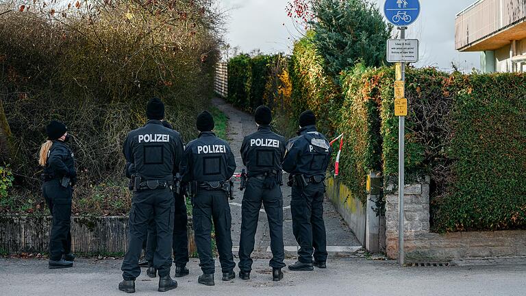 Polizisten der Bereitschaftspolizei sperren den Zugang zum Tatort in Bad Neustadt ab. Polizisten der Bereitschaftspolizei sperren den Zugang zum Tatort in Bad Neustadt ab. 