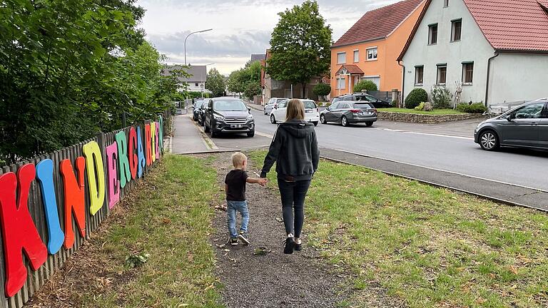 Der Wonfurter Kindergarten liegt direkt an der stark befahrenen Hauptstraße. Die geparkten Autos von Eltern, die ihre Kinder abliefern, sorgen für eine zusätzliche Verengung. Der Wonfurter Kindergarten liegt direkt an der stark befahrenen Hauptstraße. Die geparkten Autos von Eltern, die ihre Kinder abliefern, sorgen für eine zusätzliche Verengung.