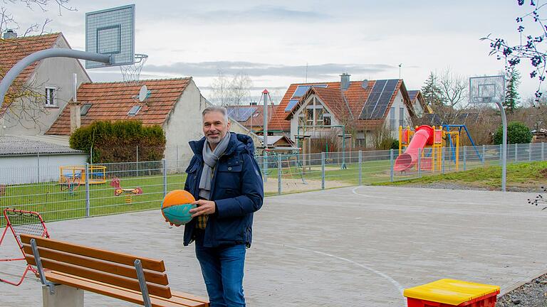 Bürgermeister Thomas Heinrichs hat sich im letzten Jahr unter anderem über das Engagement einiger Lülsfelder gefreut, die gemeinsam einen Multifunktionsplatz erschaffen haben. Für ihn zeugen solche Projekte vom Zusammenhalt und Gemeinschaftssinn in seiner Gemeinde. Bürgermeister Thomas Heinrichs hat sich im letzten Jahr unter anderem über das Engagement einiger Lülsfelder gefreut, die gemeinsam einen Multifunktionsplatz erschaffen haben. Für ihn zeugen solche Projekte vom Zusammenhalt und Gemeinschaftssinn in seiner Gemeinde.