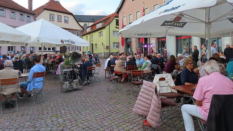 Die Oldies lockten am lauen Sommerabend viele Besucher in Bischofsheims gute Stube, der Marktplatz war beim Freitagskonzert wieder sehr gut besucht.