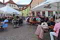 Die Oldies lockten am lauen Sommerabend viele Besucher in Bischofsheims gute Stube, der Marktplatz war beim Freitagskonzert wieder sehr gut besucht.