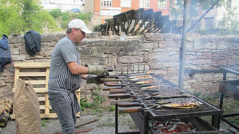 Ein heißer Job: Forellen und Makrelen, frisch vom Grill, zählen zu den beliebten Leckerbissen beim Fischfest.  Foto: Winfried Ehling       -  Ein heißer Job: Forellen und Makrelen, frisch vom Grill, zählen zu den beliebten Leckerbissen beim Fischfest.  Foto: Winfried Ehling