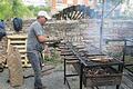 Ein heißer Job: Forellen und Makrelen, frisch vom Grill, zählen zu den beliebten Leckerbissen beim Fischfest.  Foto: Winfried Ehling       -  Ein heißer Job: Forellen und Makrelen, frisch vom Grill, zählen zu den beliebten Leckerbissen beim Fischfest.  Foto: Winfried Ehling