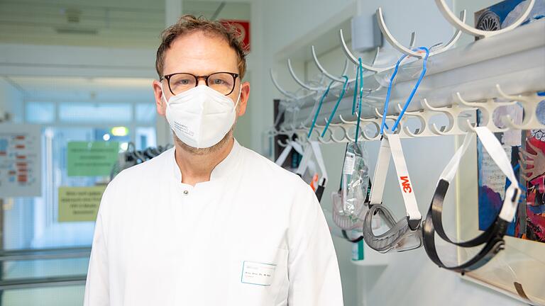 Hält seine Erfahrungen und Erlebnisse im Klinik-Alltag während der Pandemie fest: Dr. Matthias Held, Ärztlicher Direktor am Klinikum Würzburg Mitte.