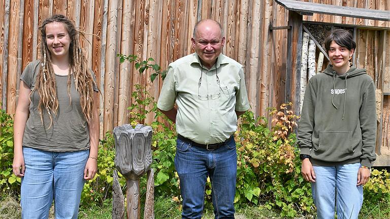 Lena Gräfenschnell (links) und Maja Büttner werden ein Jahr im Partnerbiosphärenreservat in Peru arbeiten. Das Bild zeigt sie mit Michael Geier, dem Leiter der Bayerischen Verwaltung des Biosphärenreservats Rhön.