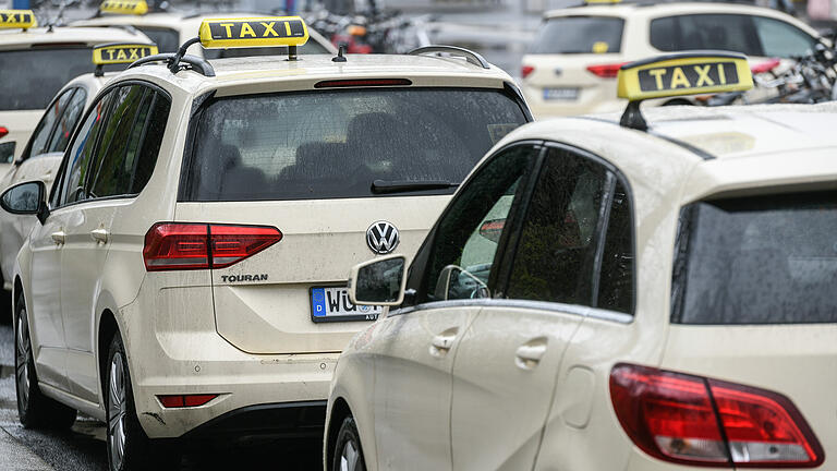 Der Taxistand am Würzburger Hauptbahnhof