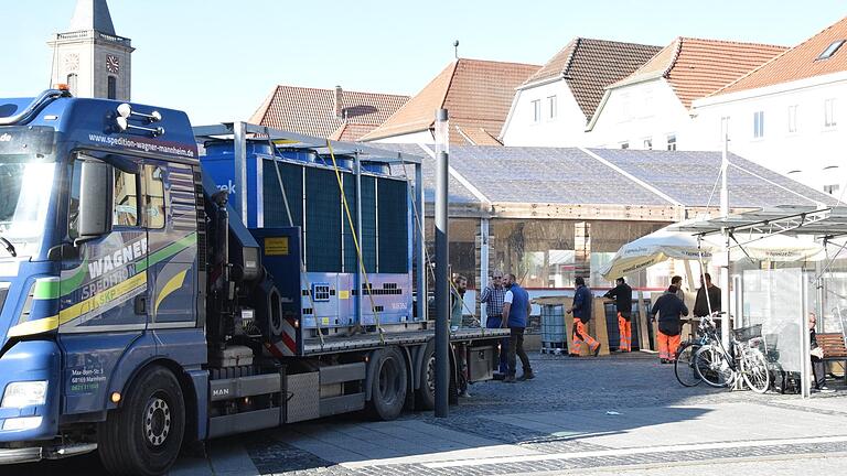 Kontroverse Ansichten hat es schon immer zur Eisbahn gegeben, in diesem Jahr melden sich Kritiker besonders deutlich zu Wort, während Geschäftsleute die Einrichtung als Belebung der Innenstadt verteidigen.