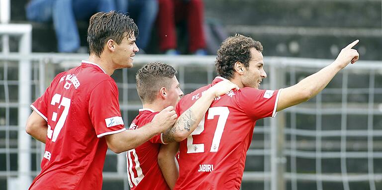 Christopher Bieber (von links) und Steven Lewerenz (Archivfoto) jubeln im Herbst 2014 über einen Treffer von Adam Jabiri für die Würzburger Kickers im Spiel gegen den VfR Garching.