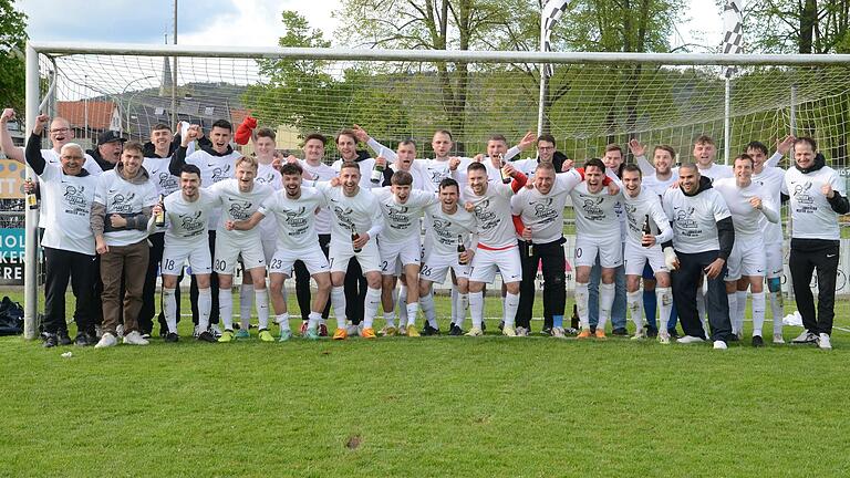 Der Meister der Fußball-Landesliga Nordwest – der TSV Karlburg: (hinten von links) Betreuer Marcel Rüsch, Betreuer Peter Buhn, Linus Eiselein, Max Lambrecht, Adrian Winter, Pascal Jeni, Maximilian Franz, Maurice Kübert, Marvin Schramm, Julian Meyer, Cedric Fenske, Rene Kohlhepp, Fabian Jordan, Nico Kuß, Trainer Markus Köhler, (vorne von links) Betreuer Jürgen Gold, Jari Heuchert, Jan Wabnitz, Marco Kunzmann, Fabio Tudor, Jonas Leibold, Cornelius Hock, Paul Karle, Markus Mjalov, Torwarttrainer Martin Spanheimer, Jan Martin, Kai Schlagmüller, Marvin Fischer-Vallecilla und Sebastian Fries, der spielender Co-Trainer ist. Der Meister der Fußball-Landesliga Nordwest – der TSV Karlburg: (hinten von links) Betreuer Marcel Rüsch, Betreuer Peter Buhn, Linus Eiselein, Max Lambrecht, Adrian Winter, Pascal Jeni, Maximilian Franz, Maurice Kübert, Marvin Schramm, Julian Meyer, Cedric Fenske, Rene Kohlhepp, Fabian Jordan, Nico Kuß, Trainer Markus Köhler, (vorne von links) Betreuer Jürgen Gold, Jari Heuchert, Jan Wabnitz, Marco Kunzmann, Fabio Tudor, Jonas Leibold, Cornelius Hock, Paul Karle, Markus Mjalov, Torwarttrainer Martin Spanheimer, Jan Martin, Kai Schlagmüller, Marvin Fischer-Vallecilla und Sebastian Fries, der spielender Co-Trainer ist.