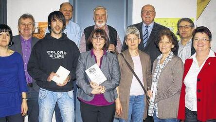 Gewinner gekürt:(von links, vorne) Koordinatorin Ursula Weidinger, die Gewinner Alexander Brandl, Ruth Volz, Ulrike Schaffer, Hedwig Binkowsky und Bürgermeisterin Sabine Lutz, (hinten) die Bürgermeister Ewald Vögler, Wolfgang Widmaier, Hans Fischer, Emil Heinemann und Albrecht Hofmann. Gewinner gekürt:(von links, vorne) Koordinatorin Ursula Weidinger, die Gewinner Alexander Brandl, Ruth Volz, Ulrike Schaffer, Hedwig Binkowsky und Bürgermeisterin Sabine Lutz, (hinten) die Bürgermeister Ewald Vögler, Wolfgang Widmaier, Hans Fischer, Emil Heinemann und Albrecht Hofmann.