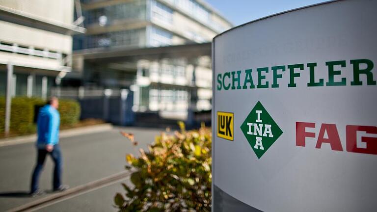Schaeffler fordert Schadenersatz       -  ARCHIV - Der Eingangsbereich des Hauptsitzes der Schaeffler AG, aufgenommen am 01.10.2015 in Herzogenaurach (Bayern). Foto: Daniel Karmann/dpa (zu dpa 'Schaeffler fordert Schadenersatz von hochrangigen Ex-Mitarbeitern' vom 27.09.2016) +++(c) dpa - Bildfunk+++