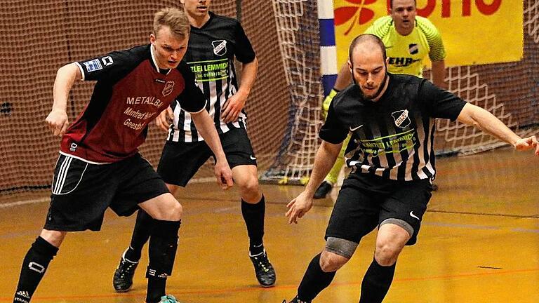 Geklärt: Der Retzbacher Dominik Grünewald (rechts) ist vor dem Geesdorfer Julian Zehnder am Ball. Geklärt: Der Retzbacher Dominik Grünewald (rechts) ist vor dem Geesdorfer Julian Zehnder am Ball.