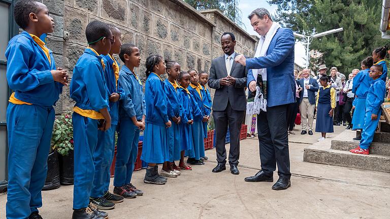 Bayerns Ministerpräsident Markus Söder am ersten Tag seiner Äthiopien-Reise: Besuch der 'German Church School', die sich besonders um die Unterrichtung von behinderten Kindern kümmert. Bayerns Ministerpräsident Markus Söder am ersten Tag seiner Äthiopien-Reise: Besuch der 'German Church School', die sich besonders um die Unterrichtung von behinderten Kindern kümmert.