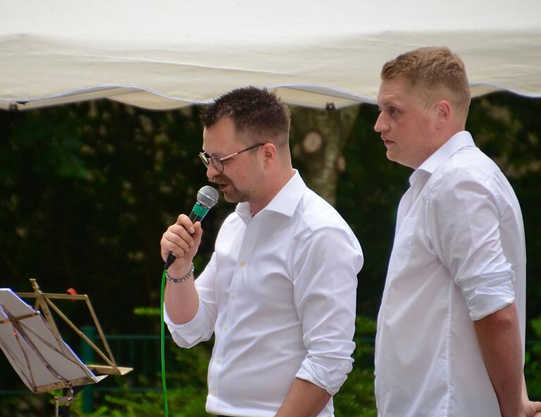 Nachdem es während der Kirchweihpredigt von Michael Danzberger (links) und André Koch zu regnen begann, wurde eine Video-Aufzeichnung auf YouTube hochgeladen. Nachdem es während der Kirchweihpredigt von Michael Danzberger (links) und André Koch zu regnen begann, wurde eine Video-Aufzeichnung auf YouTube hochgeladen.