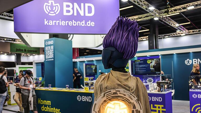 BND-Messestand bei der Gamescom       -  Eine Cosplayerin mit dem kryptischen Namen AJ unterstützt den BND.